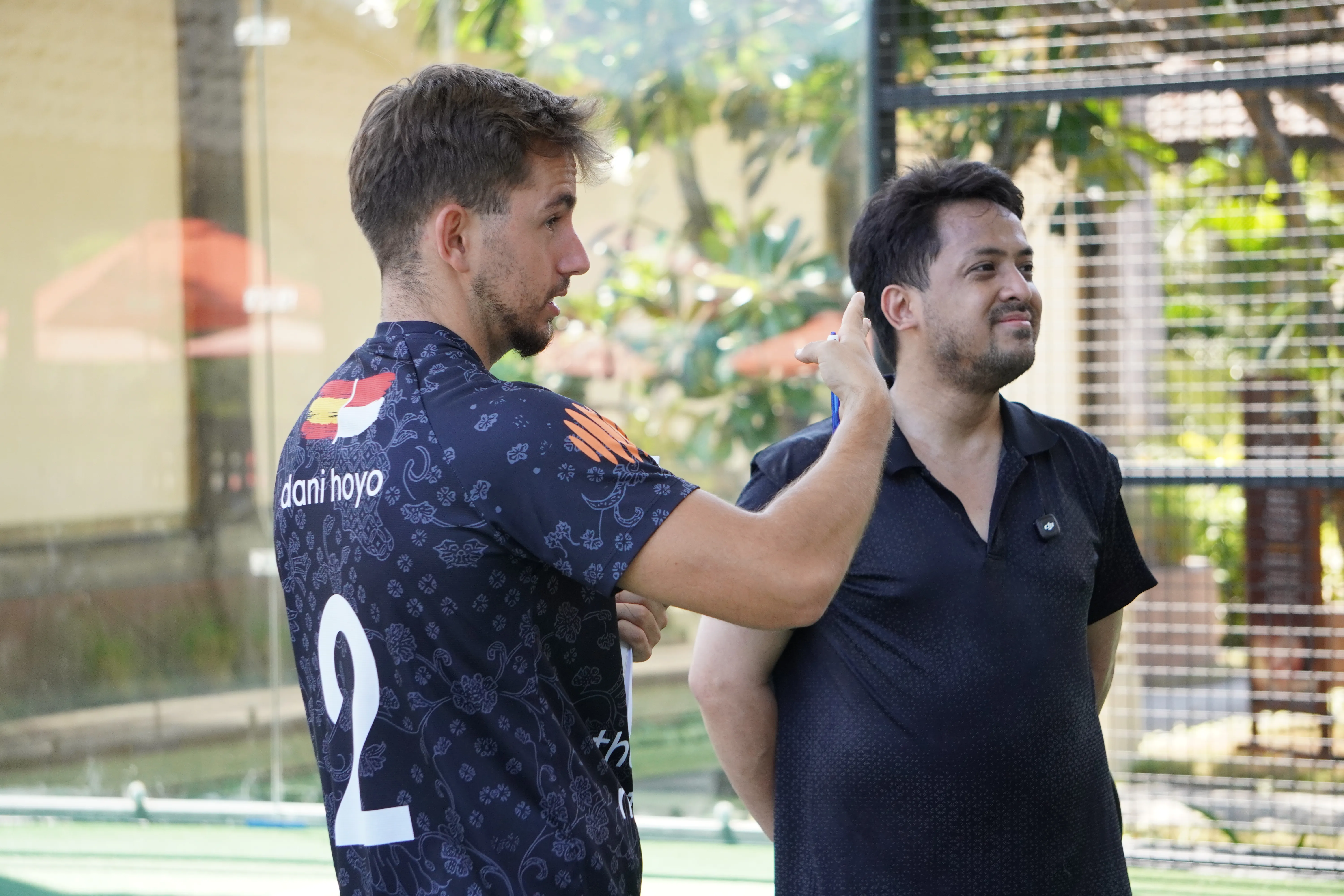 Dani explaining the game to Prama on court